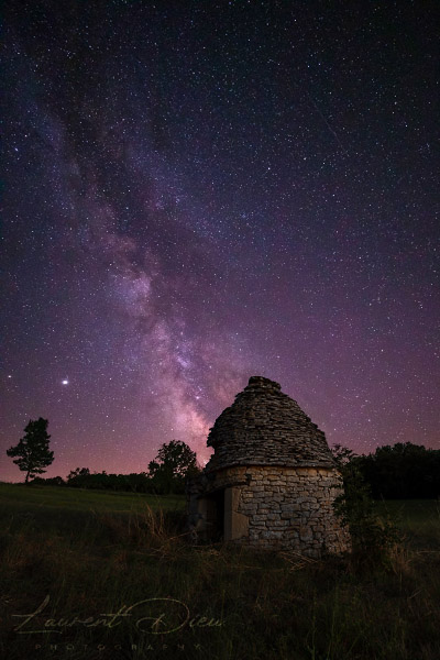 Astrophotographie de la Voie lactée derrière une magnifique gariotte typique du Quercy (Lot - France). Canon EOS 5D Mark IV - Canon EF 16-35mm f/2.8 L III USM.