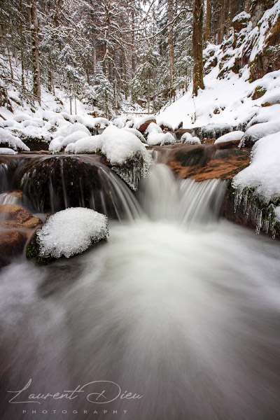 Ambiance hivernale le long de la cascade Charlemagne (Xonrupt-Longemer - Vosges - France). Canon 5DsR - Canon EF 16-35mm f/2.8 L III USM.