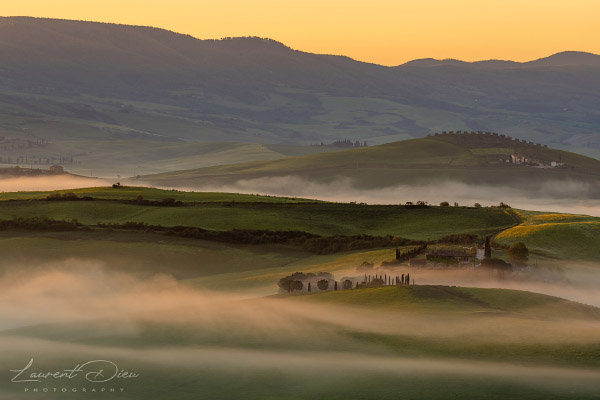 Lever de soleil brumeux dans la vallée du San Quirico d´orica (Italie - Toscane - Val d´Orcia). Canon EOS R3 - Canon RF 100-500mm f/4.5-7.1 L IS USM.