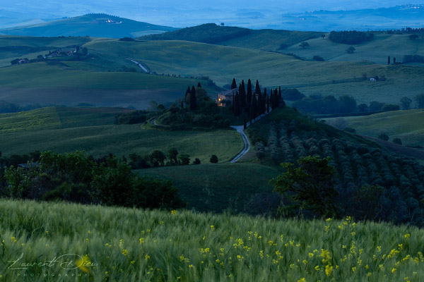 Heure bleue dans la vallée du San Quirico d´orica (Italie - Toscane - Val d´Orcia). Canon EOS R3 - Canon RF 100-500mm f/4.5-7.1 L IS USM.