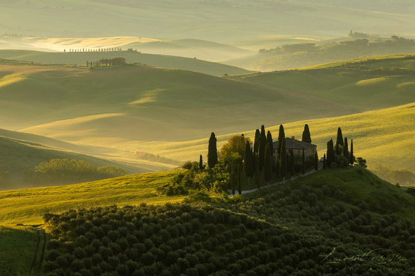 Lever de soleil avec une légère brume dans la vallée du San Quirico d´orica (Italie - Toscane - Val d Canon EOS R3 - Canon RF 100-500mm f/4.5-7.1 L IS USM.