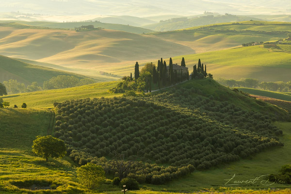 Lever de soleil avec une légère brume dans la vallée du San Quirico d´orica (Italie - Toscane - Val d Canon EOS R3 - Canon RF 100-500mm f/4.5-7.1 L IS USM.